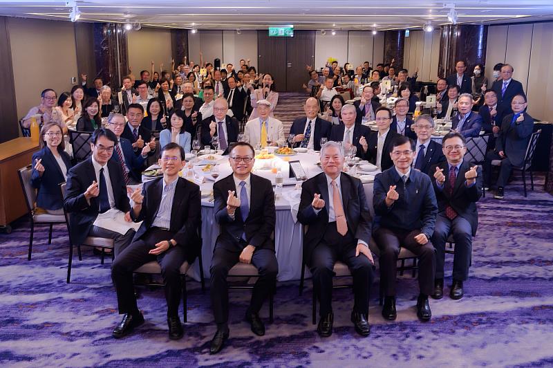 軟體公會成立晚會，公會會員與貴賓大合影(中為軟體公會第1屆沈柏延理事長)