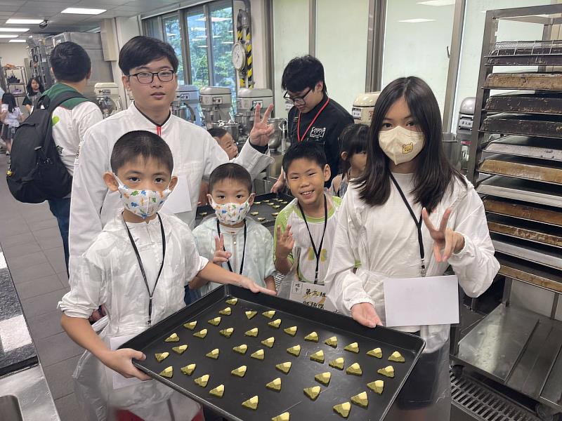 景文科大陪家扶童探索異國風味斑蘭餅乾與調製水蜜桃果茶樂趣5