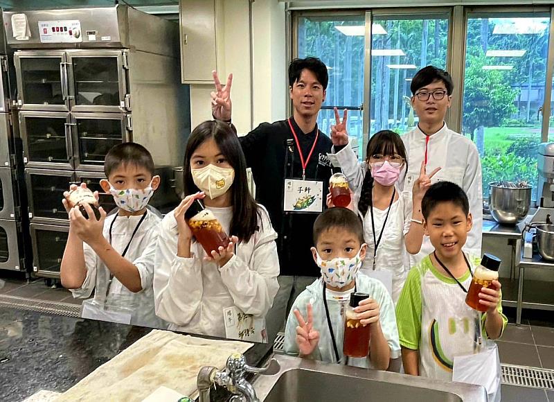 景文科大陪家扶童探索異國風味斑蘭餅乾與調製水蜜桃果茶樂趣4