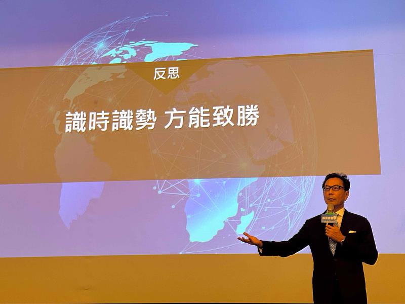 台灣首富蔡明忠也曾繳過高達百億新台幣的昂貴課程,但他也從中失敗中悟出一個道理,就是「識時識勢,方能致勝」、「山不轉,路轉」。