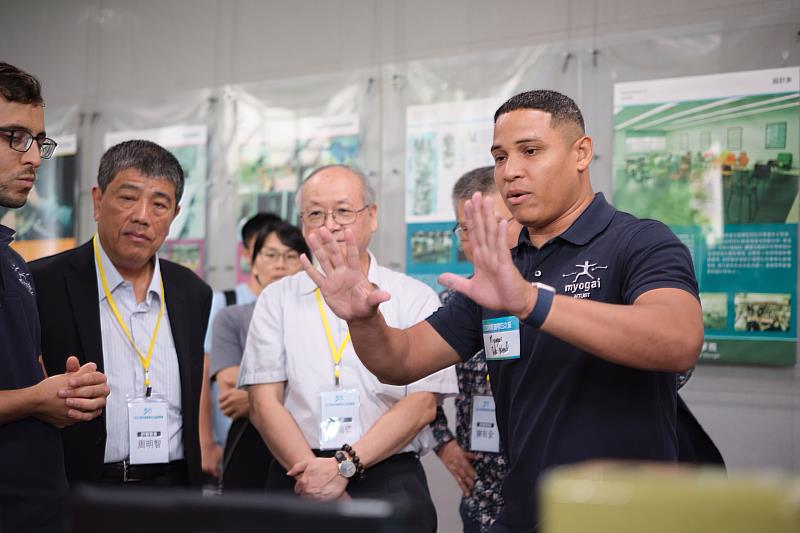 Dale Neal向評審展示講解Myogai平台。