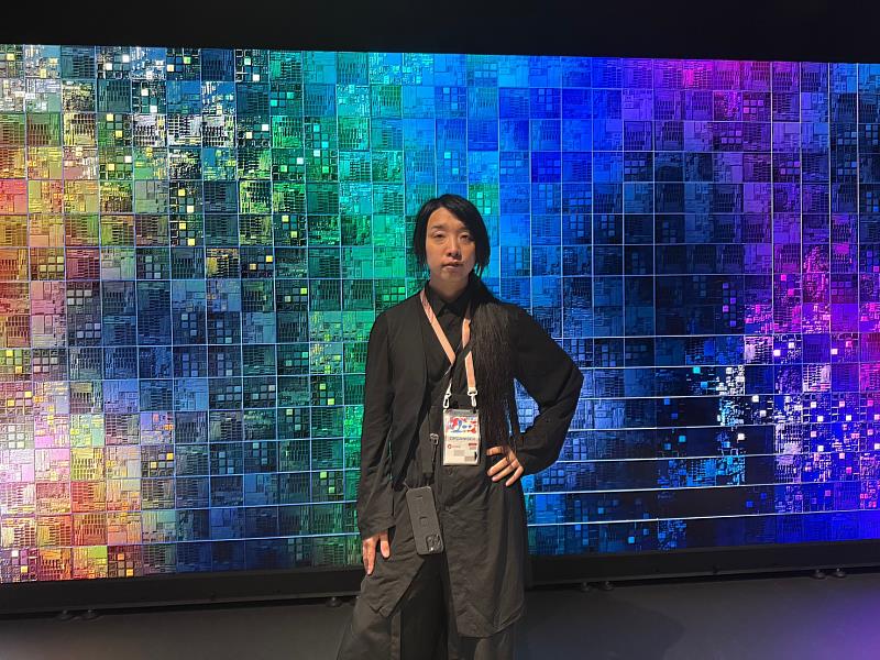 圖說：大阪世博「null²」主題館策展人落合陽一，在TECH WORLD館未來劇場留影 (TECH WORLD館提供)