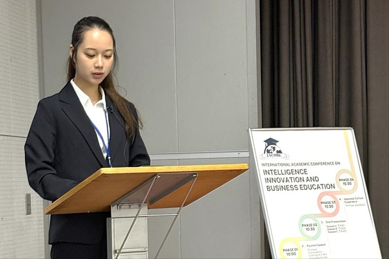 國際學生 Yuna Kubo 同學擔任司儀，以流利的英語、國語與日語三語主持全場，展現中華大學致力推動國際化與多語教育的豐碩成果。