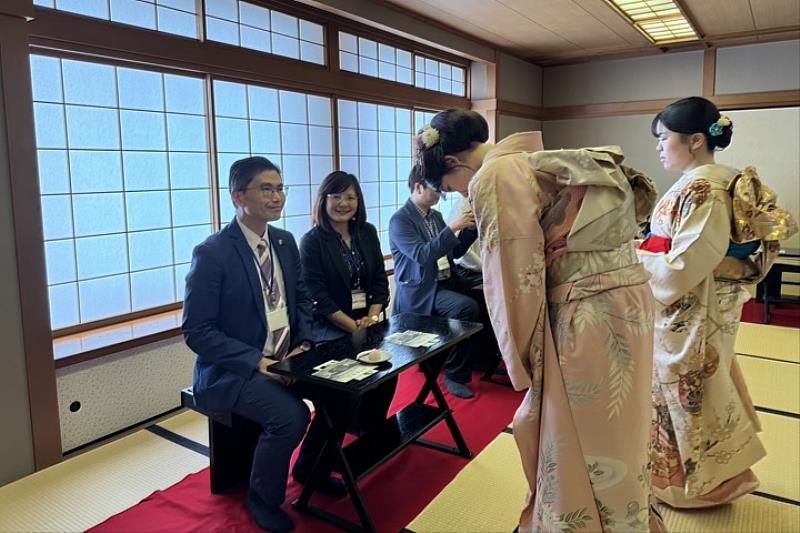 校方特別安排「日式文化體驗」,讓與會嘉賓親身感受日本茶道文化的雅致與魅力。