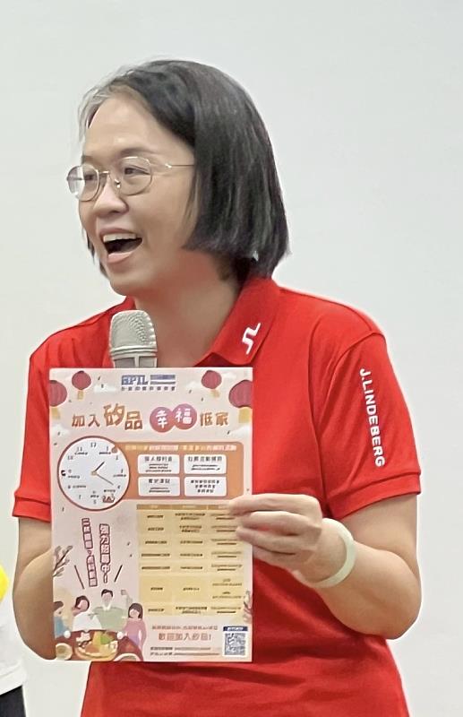 與學生分享企業人才招募與永續理念，說明產業如何透過員工參與實踐企業社會責任（CSR）與環境永續目標。