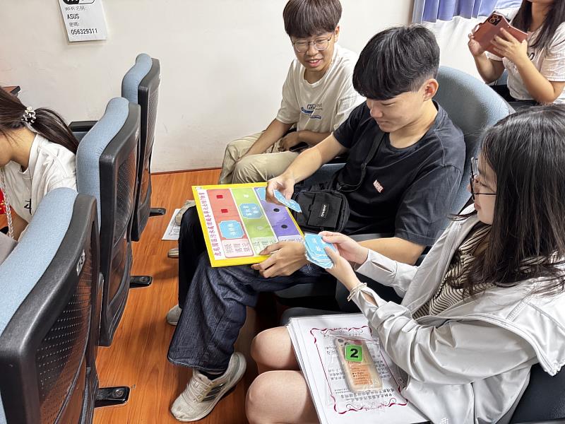 課程設計結合互動式教具，學生透過圖卡學習辨識污染物種類與水質處理流程。