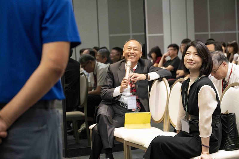 Prof. Andrew N. K. Chen專題演講，教授李培齊（中）和系主任陳怡妃（右一）參與交流。（圖／淡江大學）