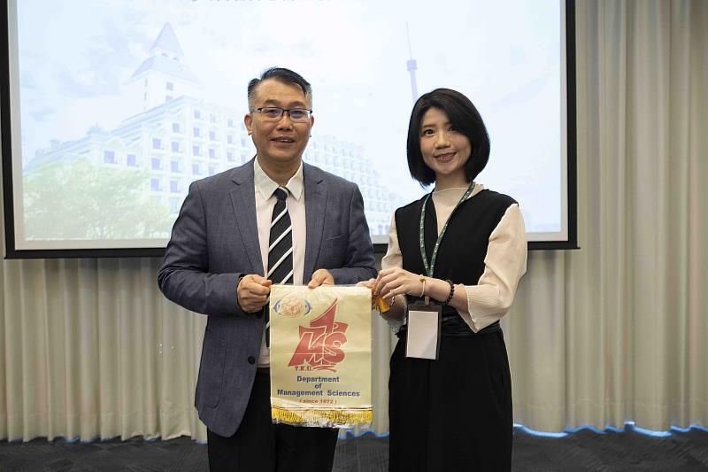 系主任陳怡妃特別代表學系致贈紀念禮予管科碩專二、福容大飯店淡水漁人碼頭店總經理陳柏宏。(圖/淡江大學)