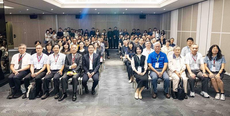 管科系舉辦國際研討會,與會師生們合影。(圖/淡江大學)