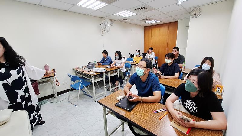 公廣系產學合作開設剪輯課程，學員認真聽講