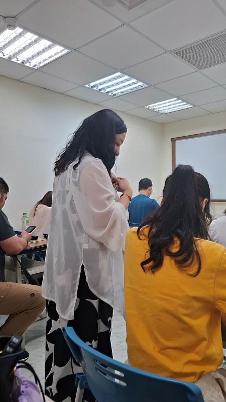 主講人何若齊老師仔細地觀察每位學員的跟課情況與操作練習