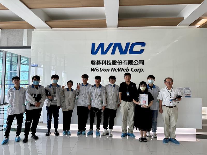 機器人系四度獲國科會人才培育計畫肯定，王建仁主任(右4)陪同前往啟碁科技訪視實習的學生