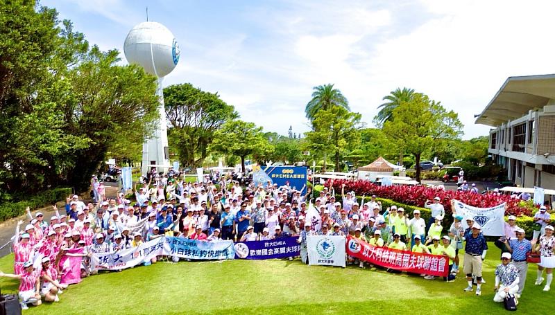 集結兩百多位校友，政大EMBA高球日熱鬧登場，師長校友們同場揮桿、共襄盛舉，以球會友、凝聚情誼，寫下難忘一日。(圖/政大EMBA校友會提供)
