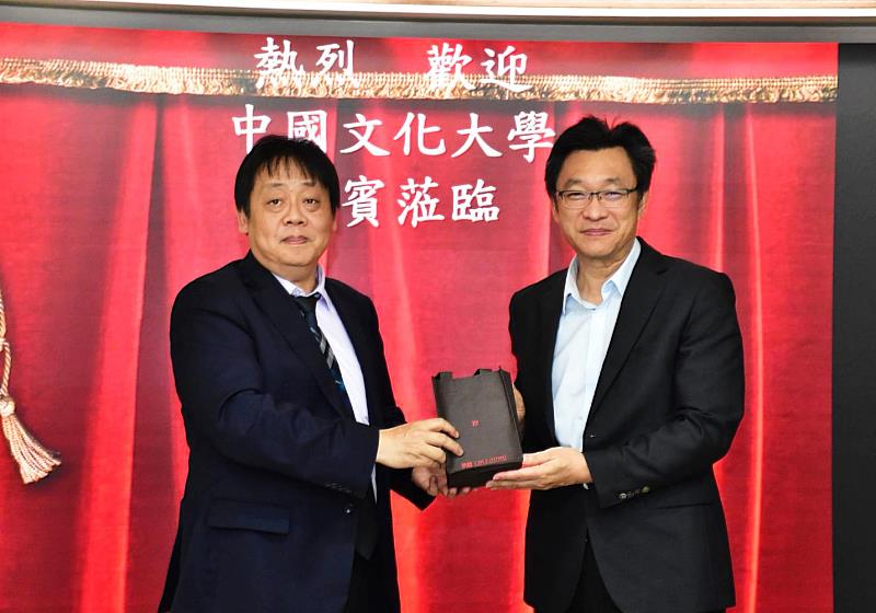 文化大學校長王子奇(左)與北市聯合醫院總院長王智弘(右)，期許共同推動整合運動健康與文創照護。