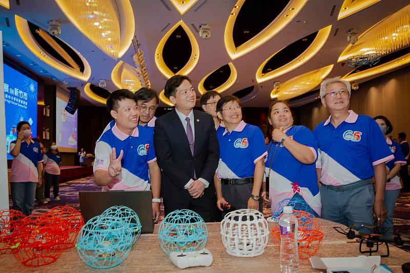 代理市長邱臣遠進行攤位巡禮，體驗科技魅力。