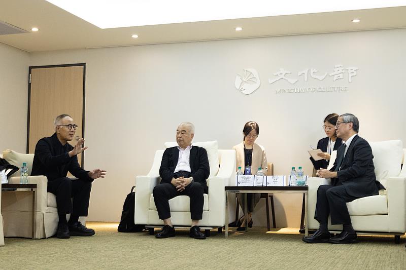東京影展資深策展人石坂健治(左2)及橫濱市藝術文化振興財團業務執行理事小野晉司(左1)在駐日臺灣文化中心邀請下訪臺,並與文化部長李遠(右1)會面,期盼臺日展開更多文化交流。