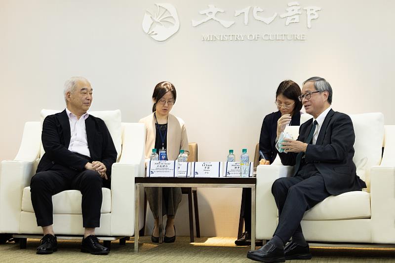 文化部長李遠(右1)及東京影展資深策展人石坂健治(左1)同為電影人,兩人對於臺日電影交流及未來合作展望相談甚歡。