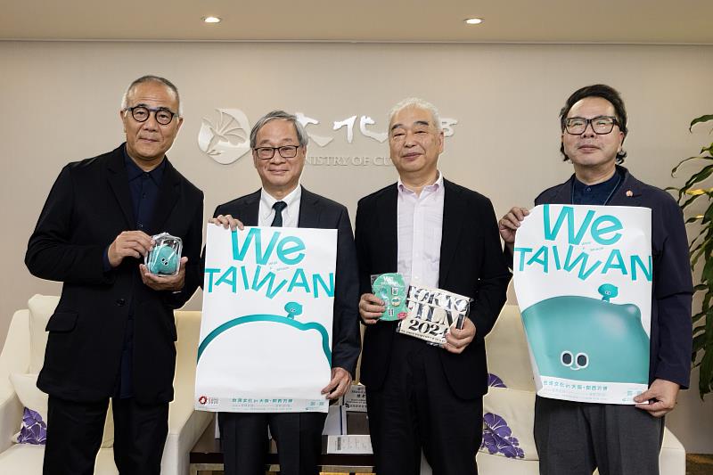 橫濱市藝術文化振興財團業務執行理事小野晉司(左起)、文化部長李遠、東京影展資深策展人石坂健治、文化部文化交流司長紀東陽,手持「臺灣文化in大阪.關西世博」吉祥物「a-We」文宣品,彼此預約8月大阪文化世博再會。