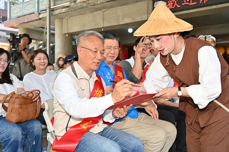 代理縣長林茂盛點戲