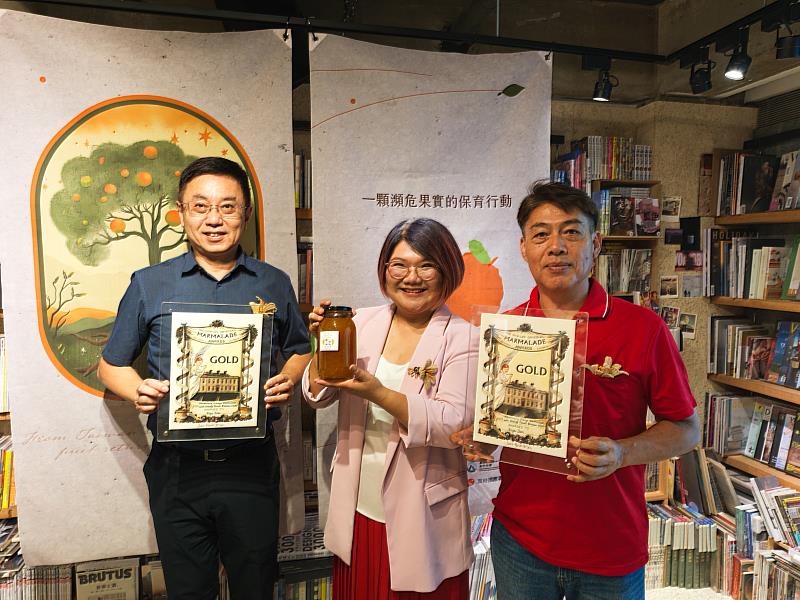 林華慶署長(左)、根誌優長老(右)與柯亞(中)攜手展示南庄橙金獎榮耀,寫下從山林到國際的風味旅程—From roots to glory!