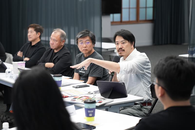 陽明交大建築研究所凌天助理教授(右一)指出，當將腳踏車系統結合智慧裝置，並具備導覽與活動識別等功能時，便能發展為個人化的導航服務。