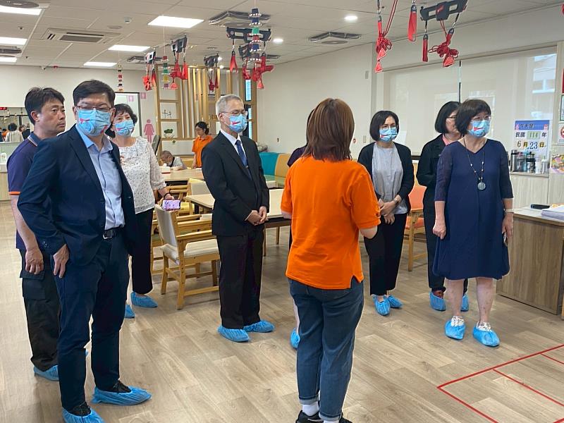 屏東基督教醫院貴賓參觀中臺科大謙和賀日照中心,了解長照服務推展情形