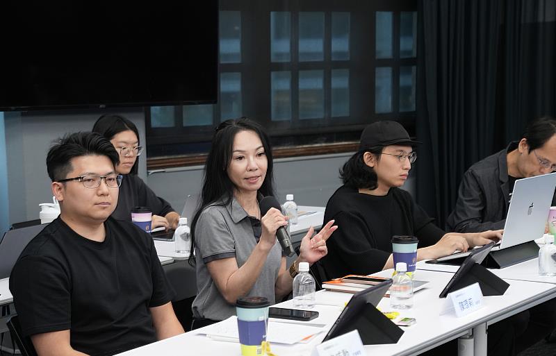 續智能科技陳瑮莉(左二)總經理表示：節能減碳從口號走向城市與鄉鎮的具體空間實踐，Aura期望成為串聯城鄉故事的載體。