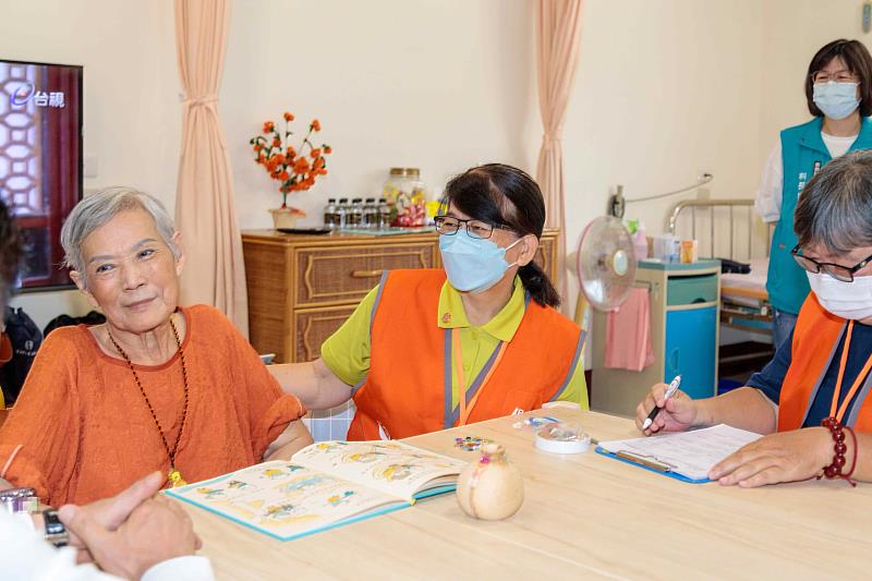 翁章梁化身「一日關懷人」，走入機構傾聽失依長者心聲