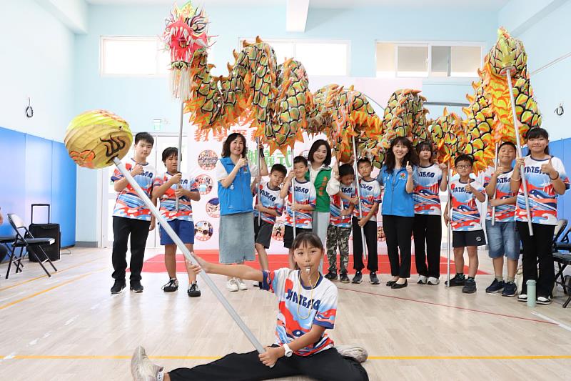 張榮發基金會執行長鍾德美（中著綠背心）、海寶國小校長楊曼華（第二排左三），與舞龍隊學童大合照。