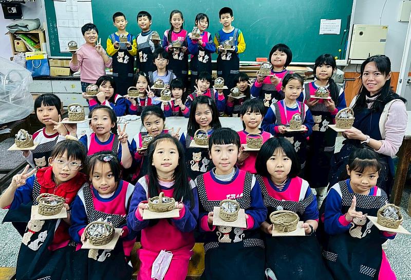 參與「藝術與人文教學深耕計畫」之一的頭份國小，由在地陶藝師教學，開心呈現捏陶作品。