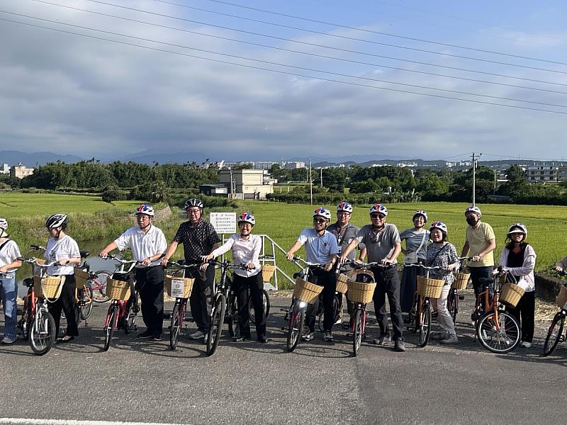 圖4 「東海窟輕鬆騎」,騎自行車穿梭稻田,認識客家文化和水圳歷史