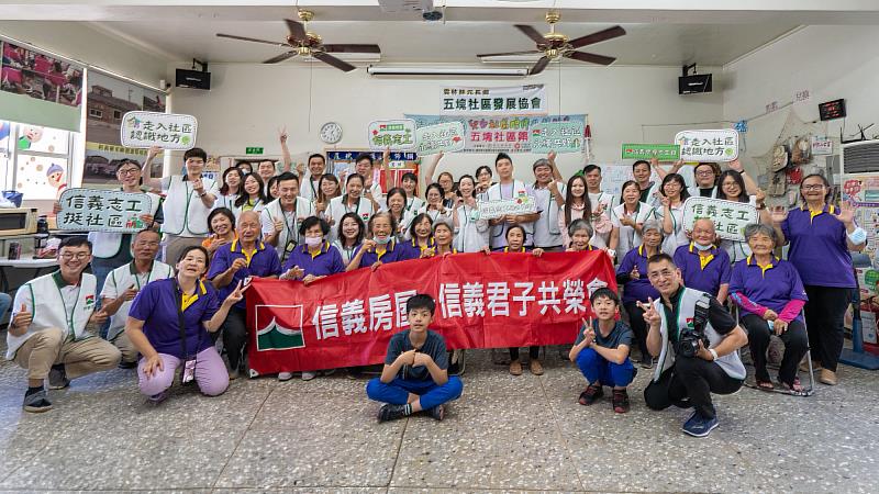 雲林元長鄉五塊社區熱情歡迎信義志工,讓人感受到濃濃的人情味。