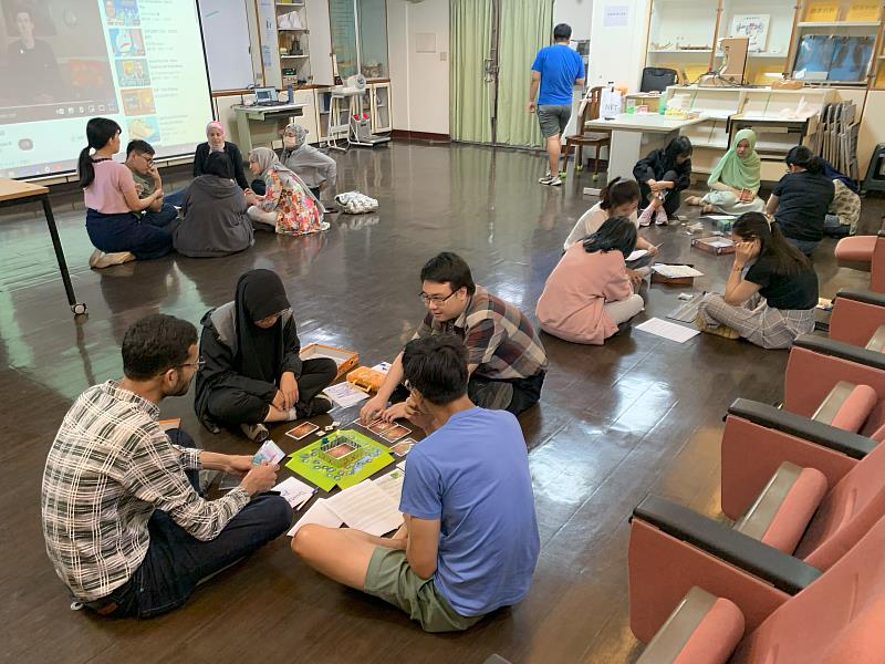 透過全英語的「文化適應與自我照顧」國際生桌遊工作坊,學生分享多元文化故事。