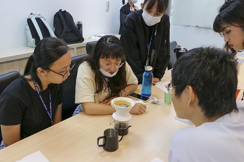 藉由正念手沖咖啡體驗工作坊，將正念治療理念應用於日常生活體驗。