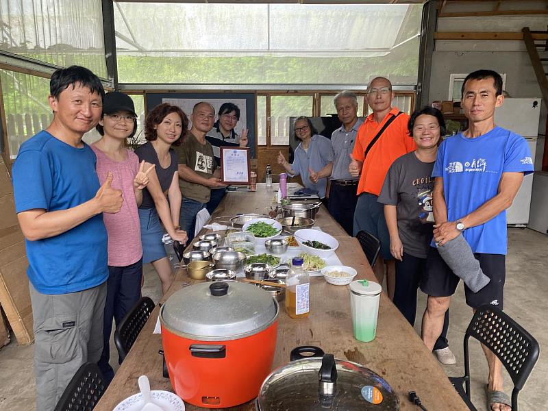 學員們品嚐農場當季食材，親身感受到廚餘透過大自然產生好土對居家環境的重要。