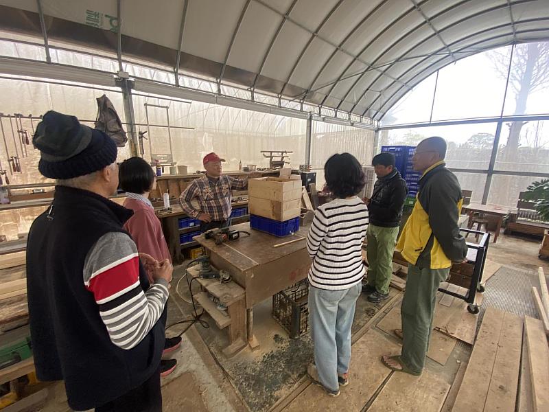 都市蚓農李朝安創辦人（左三）指導學員製作養耕循環箱。
