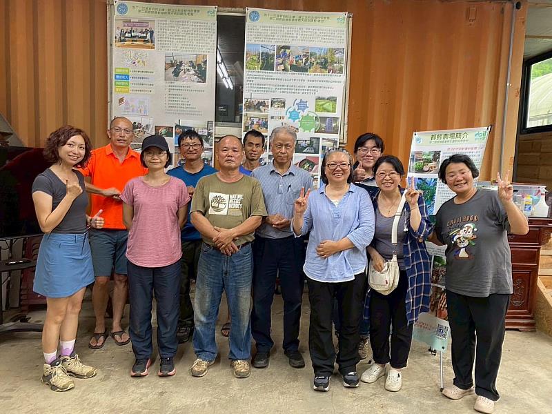 林琬曼博士（右三）期許每位學員將所學延續、傳承給下一位願意學習的農人，讓復育自然的使命薪火相傳。