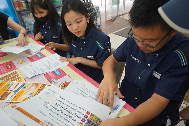 多語文化教學輔具，讓新住民能夠更快了解工作規範及作業流程。