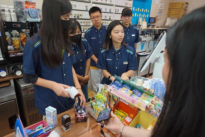 擁有社工背景的店長，也全程在旁耐心教學、輔導，加強新住民夥伴的心理支持。