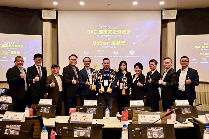 2025 RAC UpStar躍星獎冠軍在一起永續科技股份有限公司薛煒立董事長(中) 與共同主辦單位台灣企業領袖交流會、台灣品牌永續協會、台灣企業產經協進會及台灣國際商貿協進會，承辦單位台企創業投資股份有限公司與RAC創富家天使會 共同合影。在一起/提供