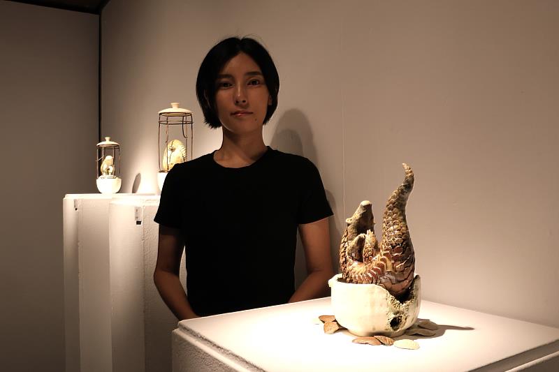宮城有加（Miyagi Yuka）以穿山甲緩探身影卻被鐵籠束縛的意象，訴說對生命的敬意與呼籲。