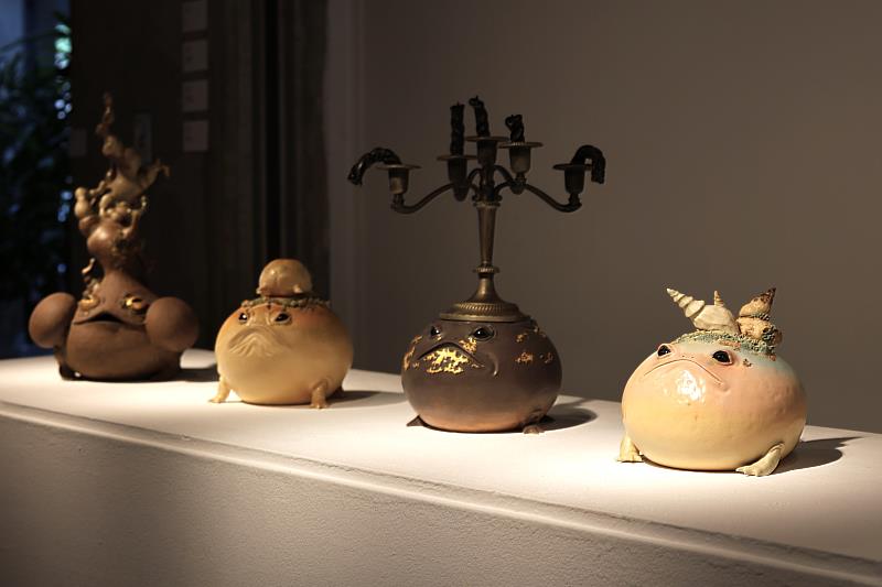 「青蛙」系列作品，圓潤青蛙戴奇異冠飾，呆萌凝視如森林鄰居，凝聚人與自然的微妙連結。