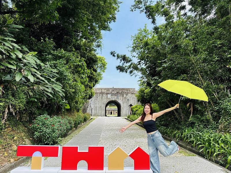 淡水古蹟博物館全新識別正式亮相，並同步在滬尾礮臺推出拍照發限動送禮的活動，提前為20週年館慶活動暖身。