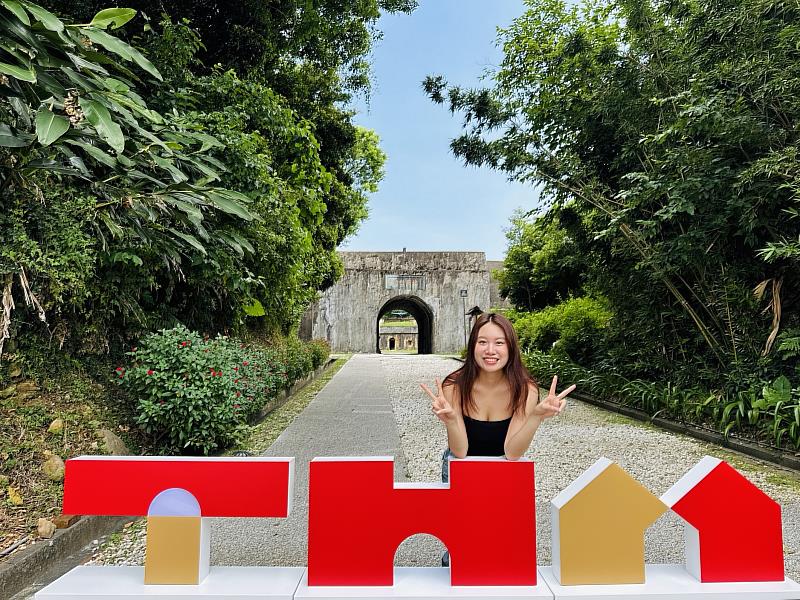 淡水古蹟博物館全新識別正式亮相，並同步在滬尾礮臺推出拍照發限動送禮的活動，提前為20週年館慶活動暖身。