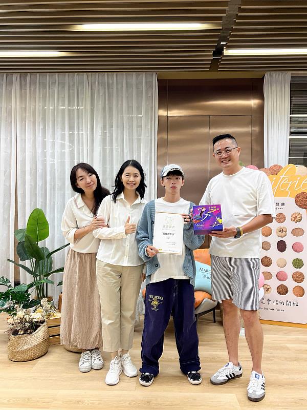 公廣系陳俊安(右2)榮獲「最佳創意獎」,與陳郁涵業師(右1)、費翠老師(左2)及社群部落客利歐娜業師(左1)合影