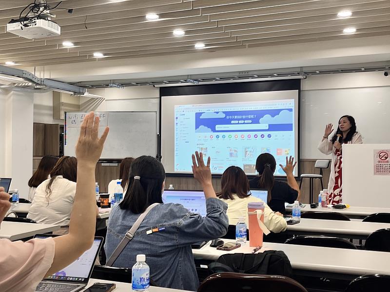 「社團法人臺灣專長培訓及友善生活推廣發展協會」何若齊秘書長上台授課
