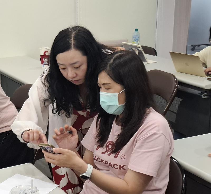 何若齊秘書長親自指導學員操作