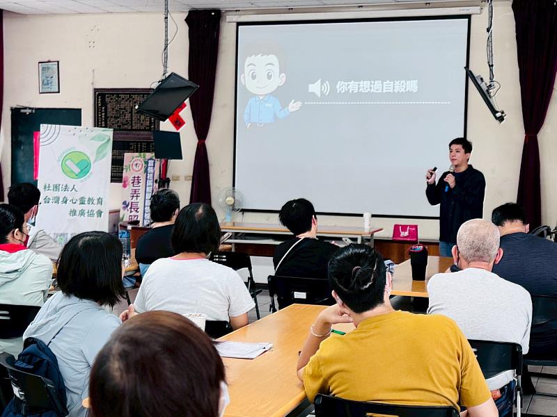 樂活學程黃毅晨副教授帶領學員學習心理危機辨識與應對技巧