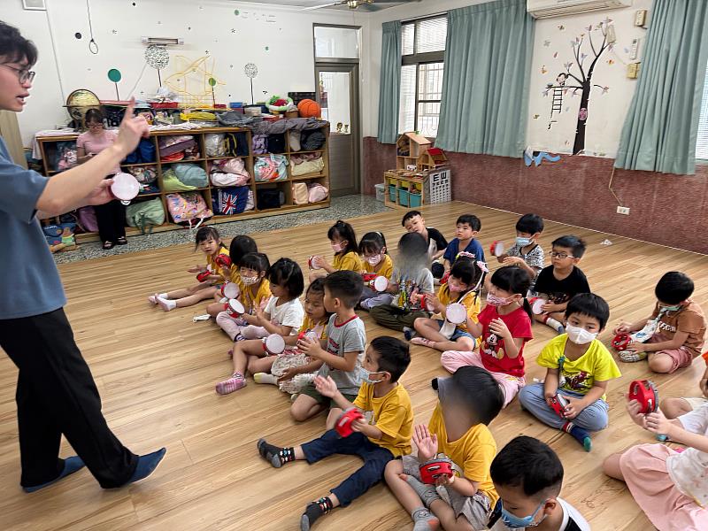 南華大學民音系學生隨著雲水書車下鄉至幼兒園，進行樂器教學。