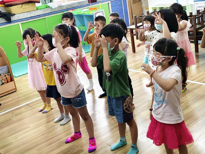 南華大學民音系學生隨著雲水書車下鄉至幼兒園，教導小朋友音樂律動。